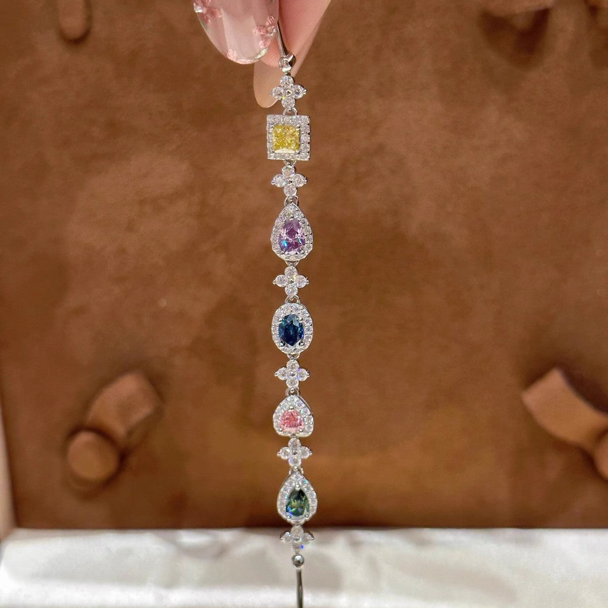 Exquisite Bracelet Inlaid With Colorful Gemstones 120c32e31a50f1eb5b14eb4e32f5098a