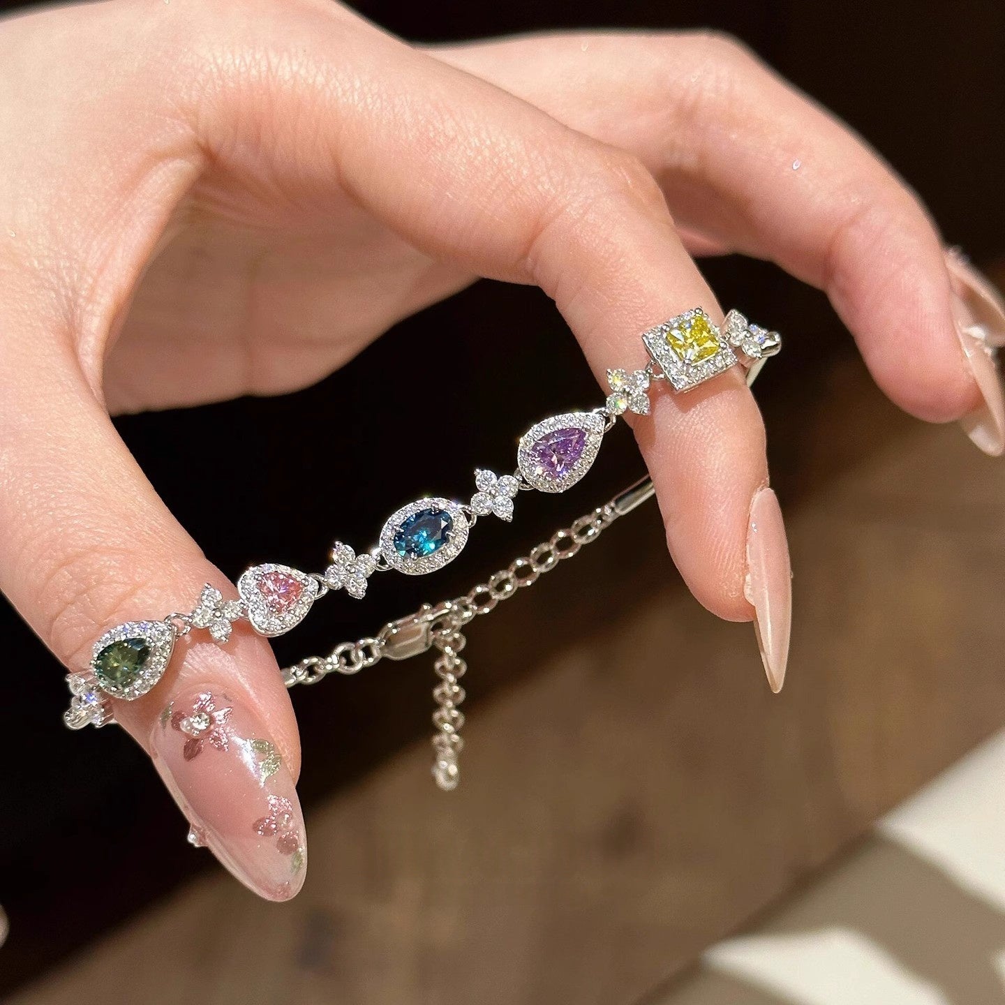 Exquisite Bracelet Inlaid With Colorful Gemstones d34c2c718d8f1be83bb5df6f14060291