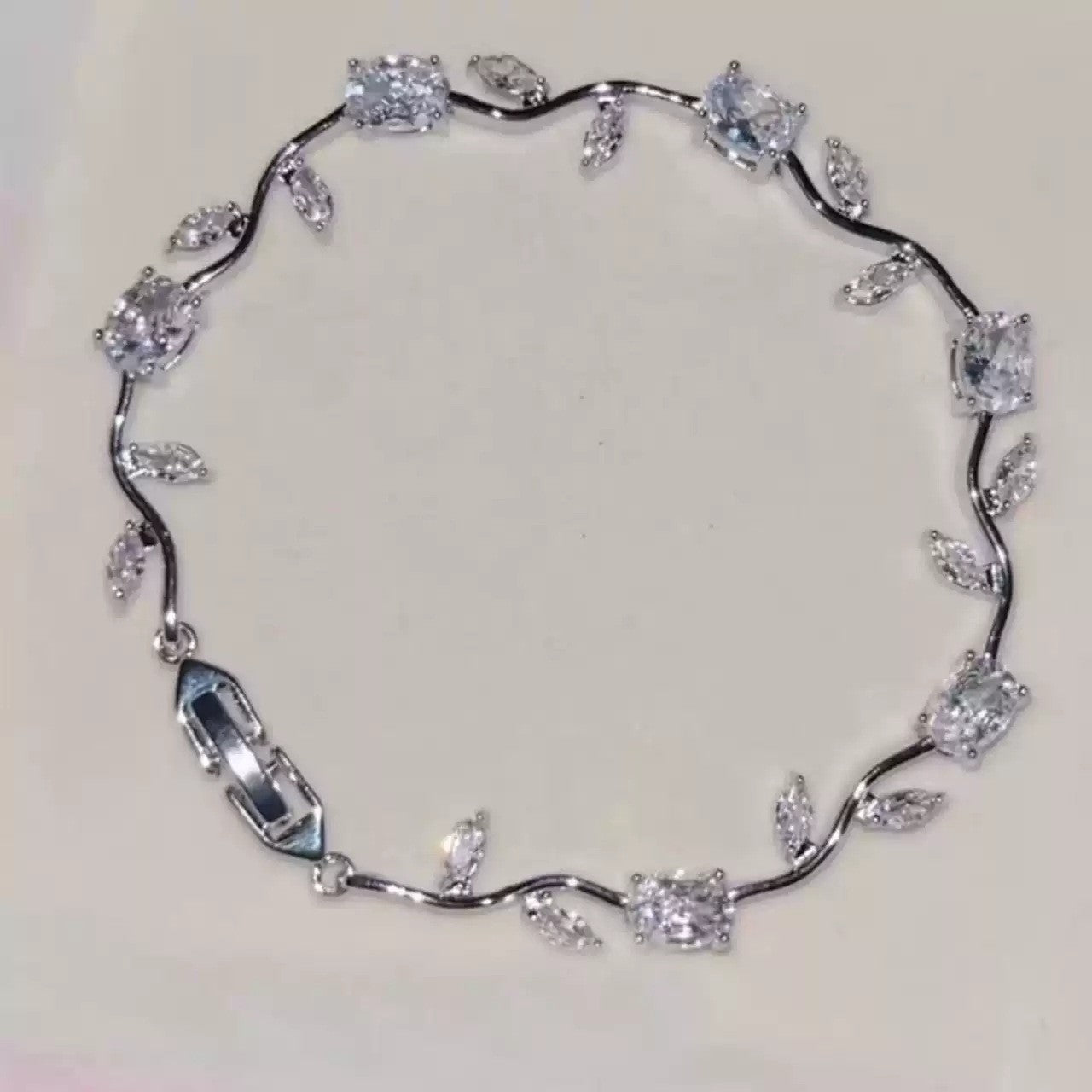 Exquisite Bracelet Inlaid With Colorful Gemstones ce46150039c327afa42f6ac29ef02adf