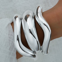 Wide-brimmed Bracelet Personalized And Bold With A Smooth Surface